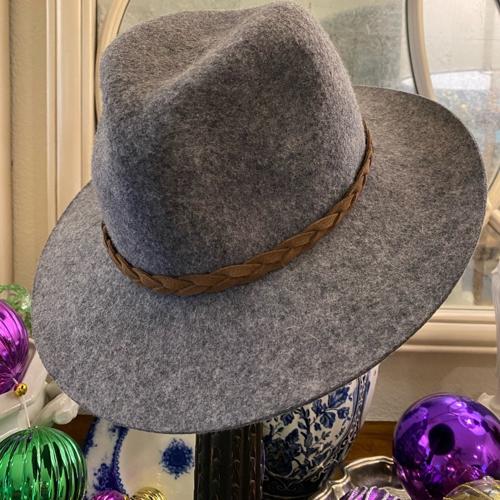 Gray Micael Stars felt hat with brown band. Winter/fall adjustable hat.